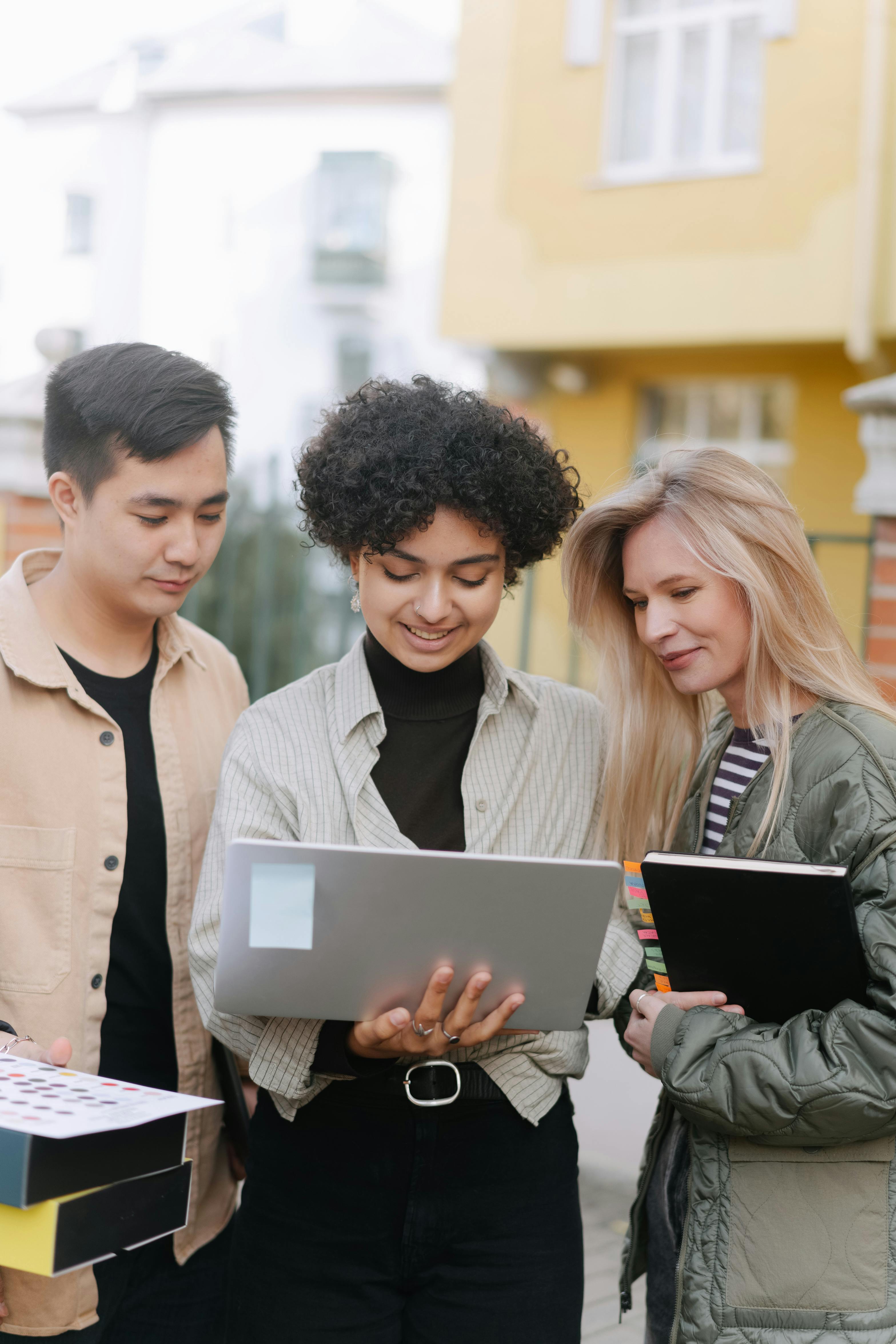 Presenter addressing participants in a training or seminar room. Photo: Ivan S. / Pexels.