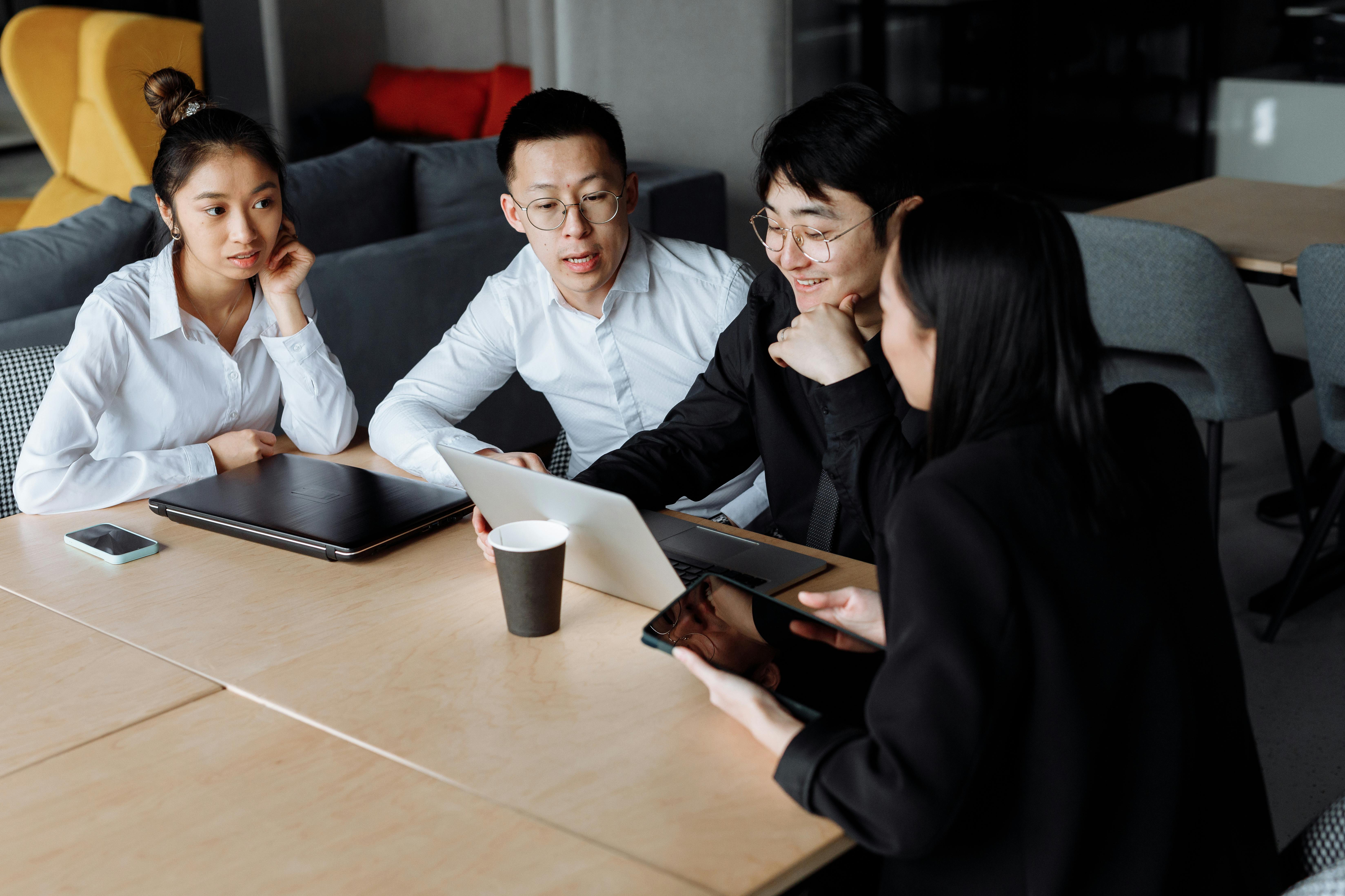 Formal meeting or hearing room with officials seated at a long table. Photo: Thirdman / Pexels.