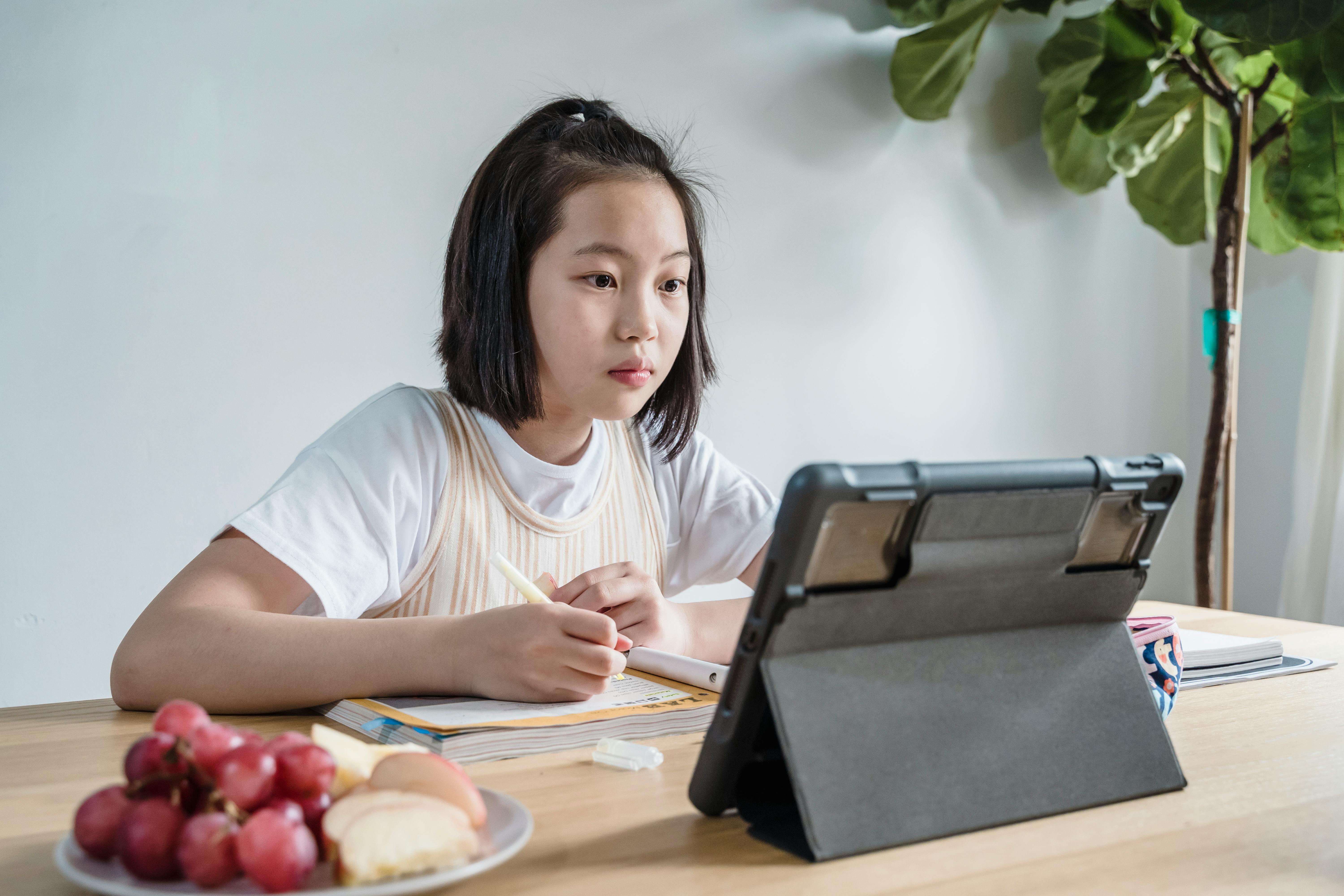 Primary students focused on learning activities. Photo: Annushka Ahuja / Pexels.