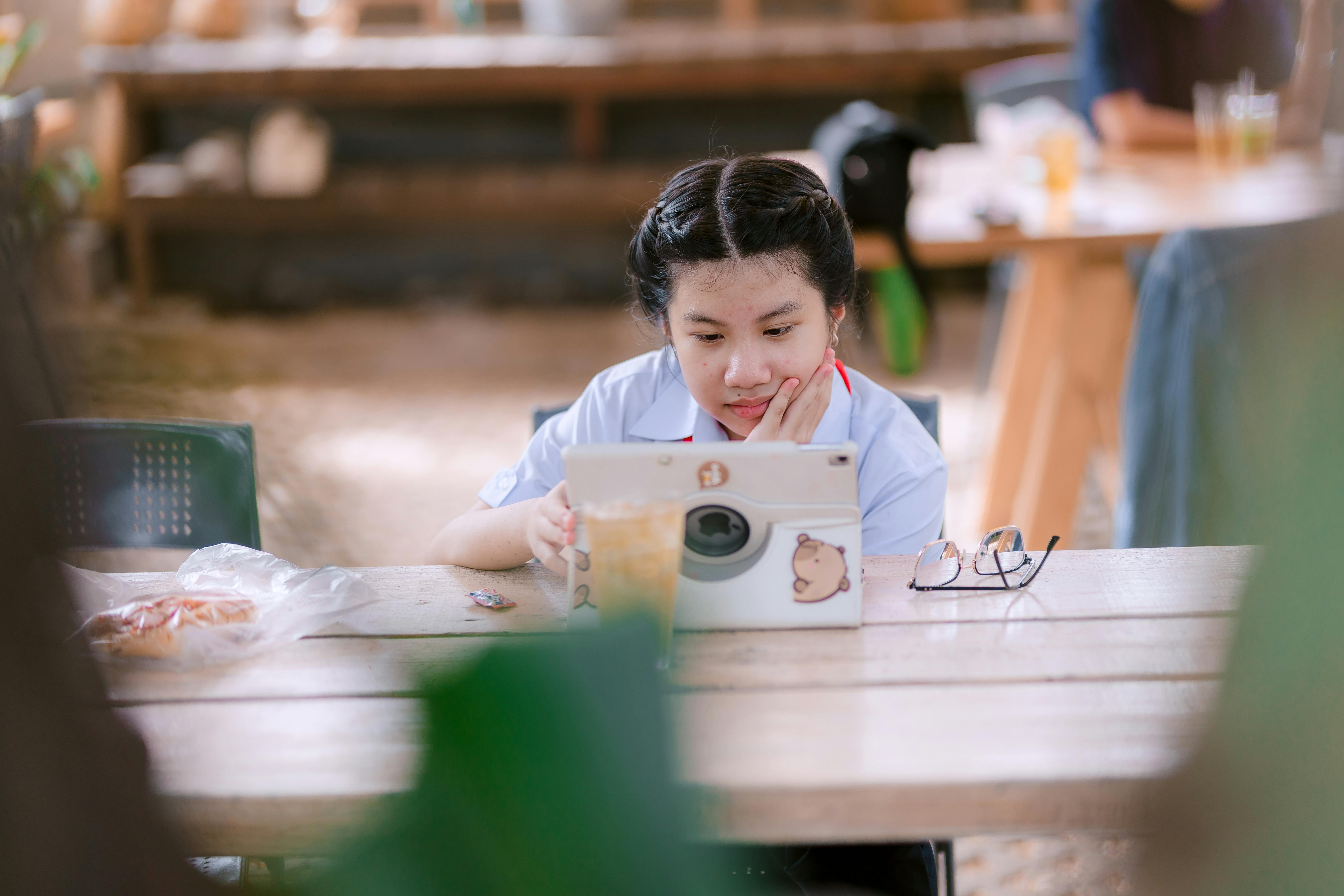 Students using tablets together in a classroom. Photo: Nguyen Tien Thanh / Pexels.
