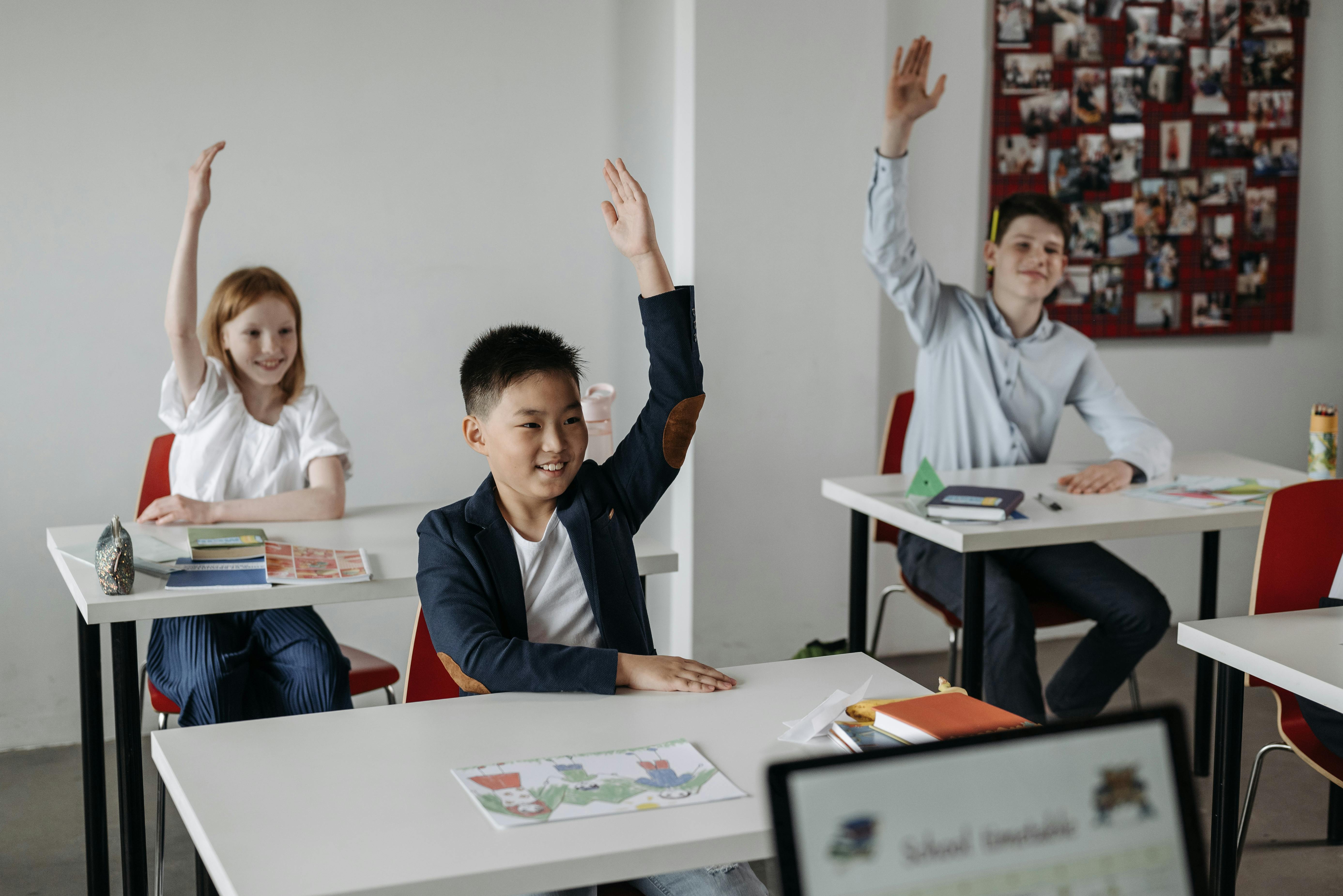 Child reading and writing with learning materials. Photo: Pavel Danilyuk / Pexels.